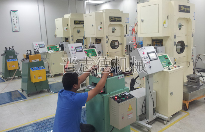 整平機(jī)、送料機(jī)檢修中